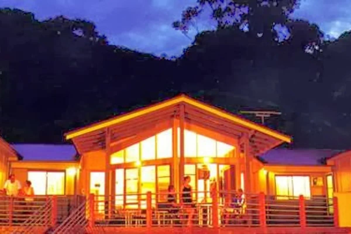 Backpackers (-37.5644, 143.8165) backpacker hostel in Newington, VIC