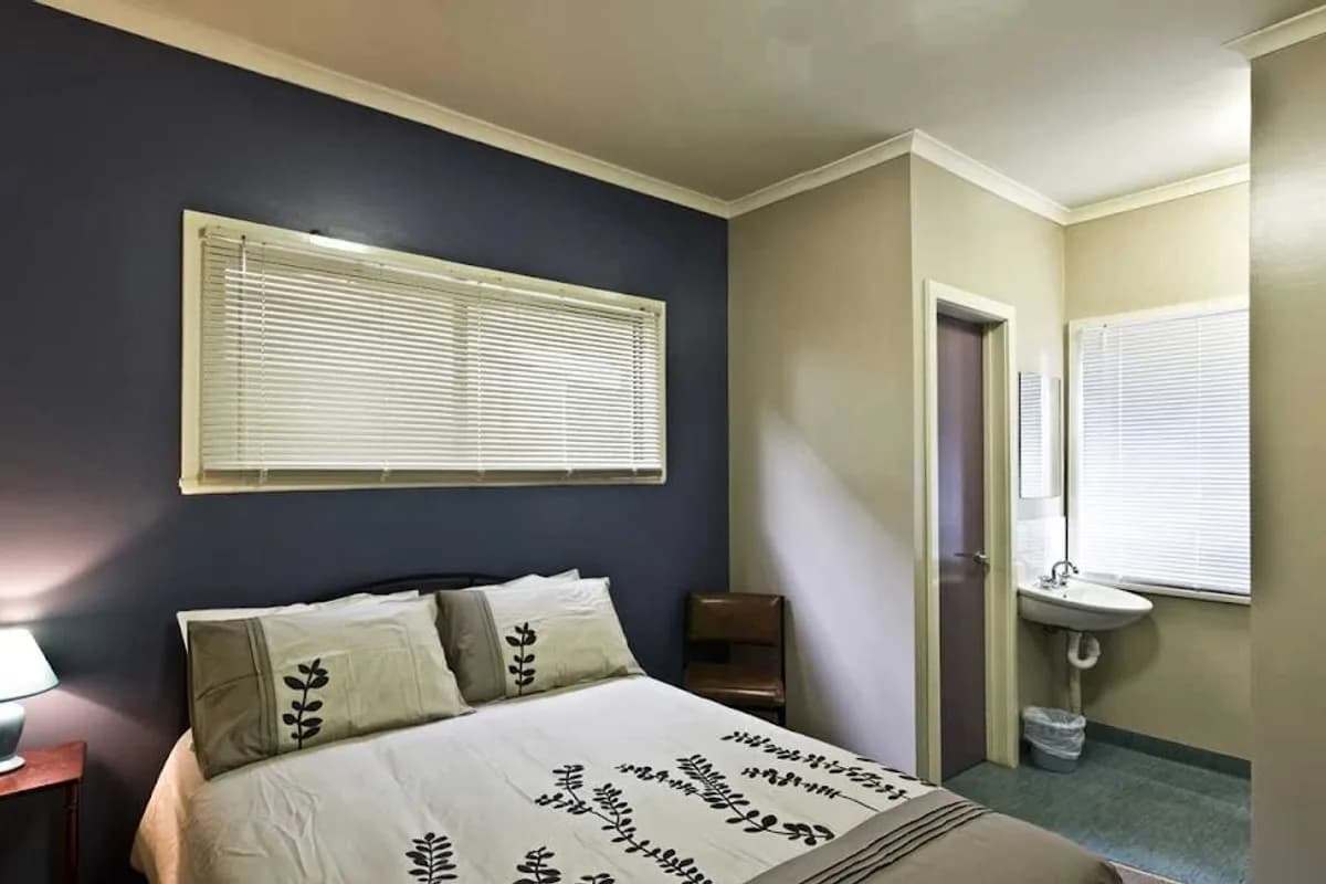 Backpackers (-37.5644, 143.8165) backpacker hostel in Newington, VIC (photo 2 of 3)