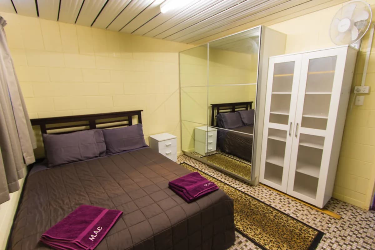 Mick's Accommodation Club backpacker hostel in Mornington, QLD (photo 2 of 3)