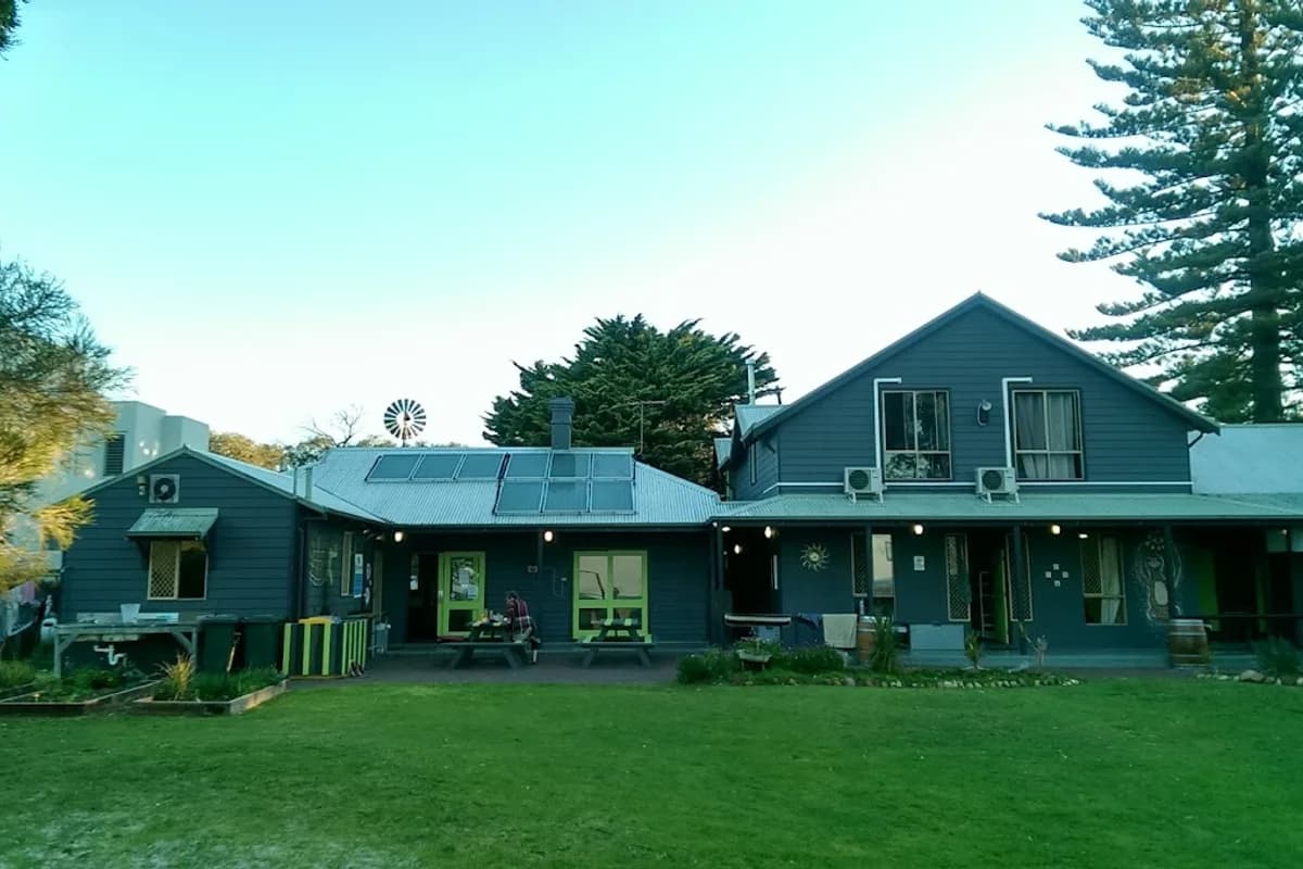Dunsborough Beachouse YHA backpacker hostel in Quindalup, WA (photo 2 of 3)