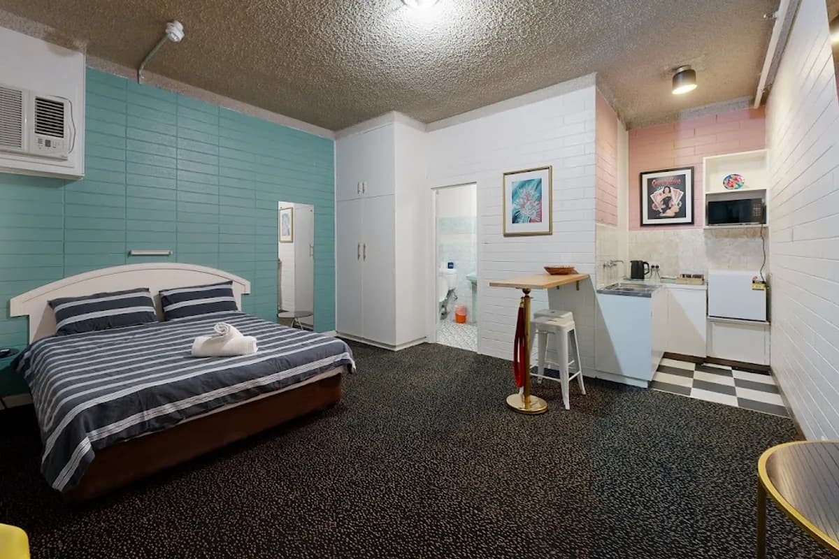 Adelaide student lounge backpacker hostel in Everard Park, SA