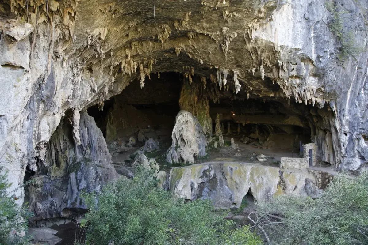 Arch Cave entrance at Abercrombie Caves Reserve showing the massive natural limestone archway