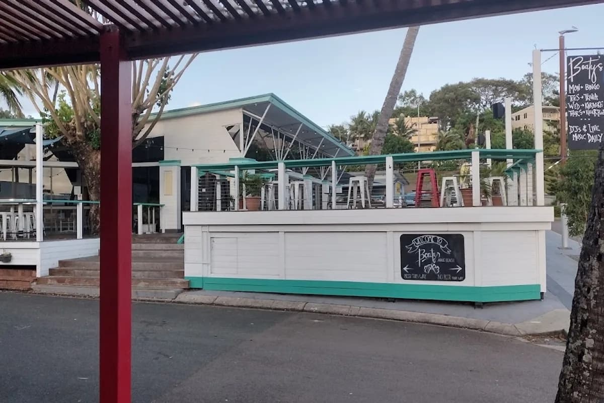 Base — party hostel backpacker hostel in Airlie Beach, QLD